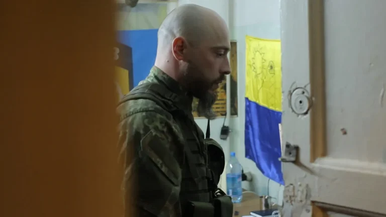 Trois volontaires ukrainiens, 12 ans de guerre, pas de paix avec la mort : bande-annonce exclusive de « Mourir pour vivre »
