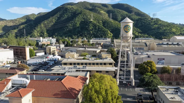 Warner Bros. poursuit Amazon, accusant la société de « chercher à pirater ses employés »