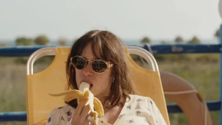 Maria Bäck à propos de « Brave New Love », son regard provocateur sur la maternité, le désir et la romance moderne