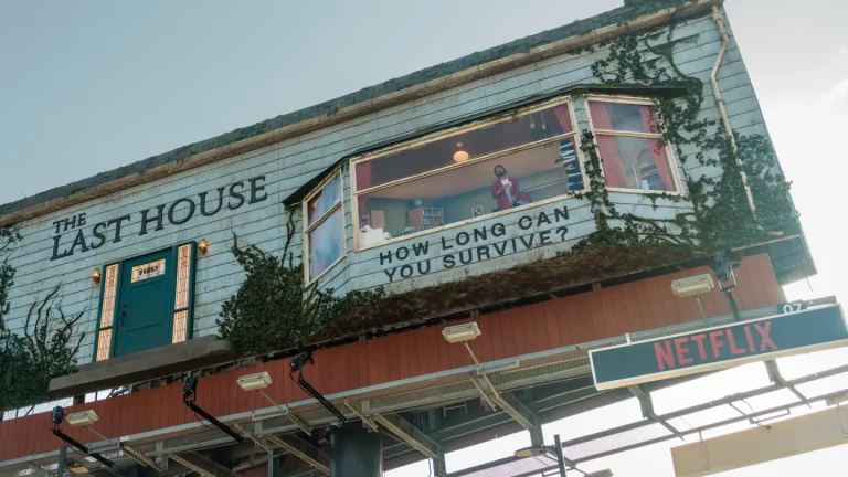 Un homme est coincé à l’intérieur d’un panneau d’affichage Netflix au-dessus de Sunset Boulevard