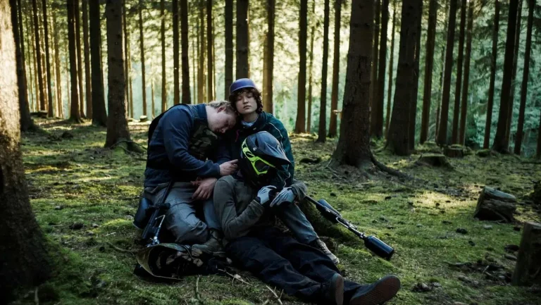 Dans « Oasis », une école sombre dans la violence – et trois exclus se réfugient dans une forêt (bande-annonce exclusive)
