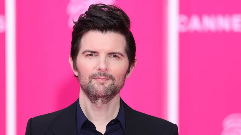 Adam Scott dit que sa fille a dû regarder la cassette de son audition « au bureau » en cours de théâtre : « Ce qu&rsquo;il ne faut pas faire »