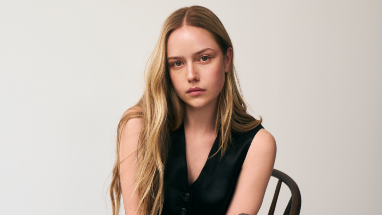 Amélie Hoeferle sur Sisterhood, « Sterling Point » et comment elle a trouvé son amour pour le métier d&rsquo;actrice