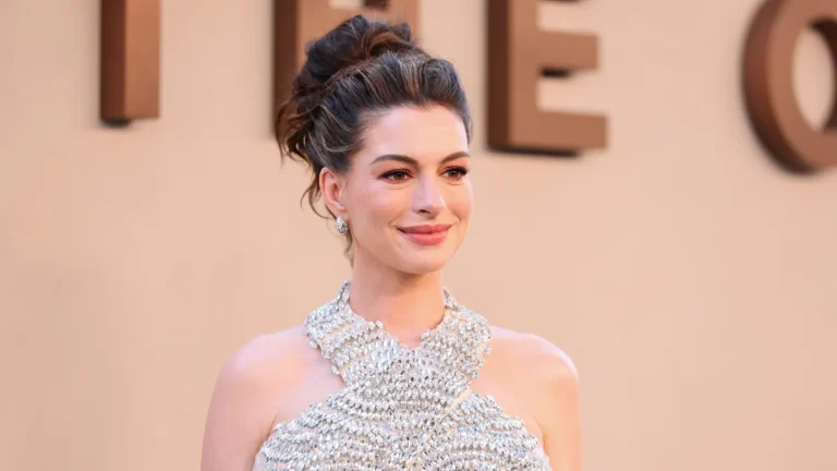 Anne Hathaway déclare que les films où meurent des chiens « devraient automatiquement être classés R »