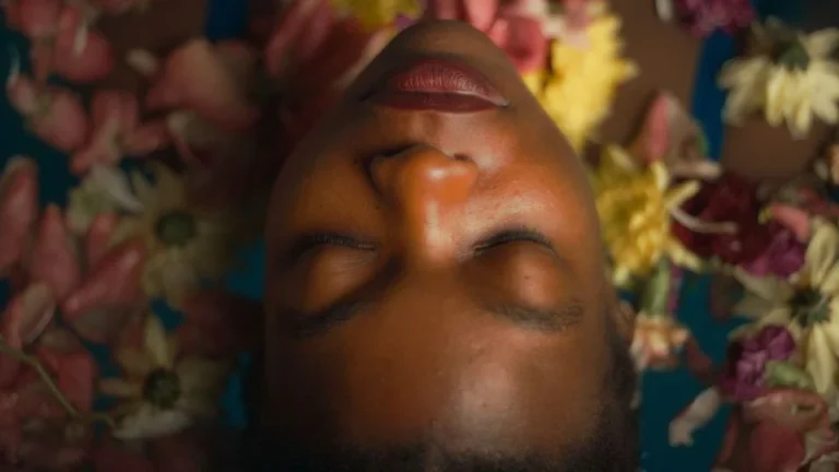 « Ceux aux fleurs trempées » documentera une femme étudiant « la relation de son corps avec elle-même et la société » en Tanzanie