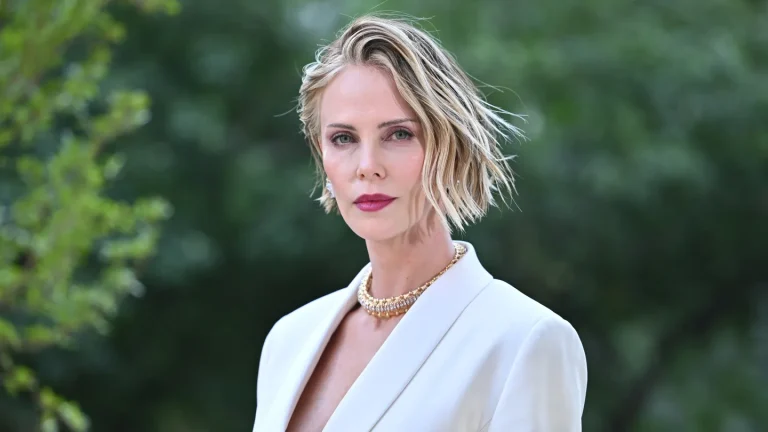 Charlize Theron réfléchit à « Mad Max : Fury Road » une décennie plus tard : « Il y a un lien profond avec ce film »