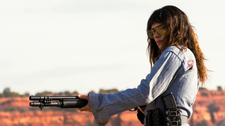 Critique de « Onslaught » : Adria Arjona brille dans le thriller d&rsquo;action intrigant et coloré d&rsquo;Adam Wingard, finalement décevant