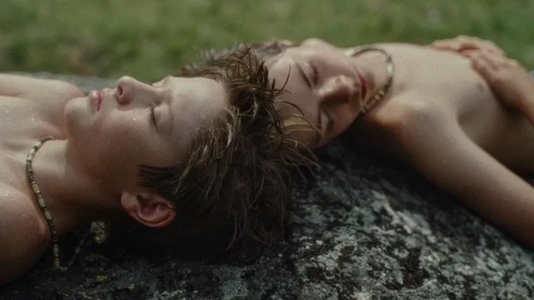 Dans « Eklipse », un adolescent fait face au silence et au rejet après que son père ait contracté « la maladie gay » (clip exclusif)