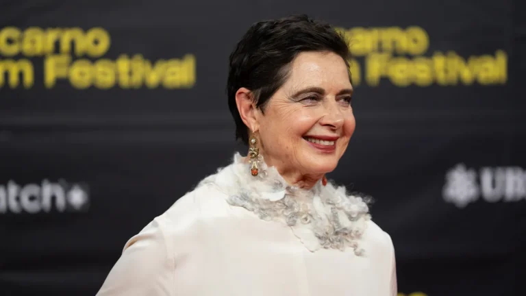 Isabella Rossellini parle des « cinémas locaux vides » et des raisons pour lesquelles elle ne quitte pas les États-Unis, pour l&rsquo;instant, malgré une situation politique « très mauvaise »