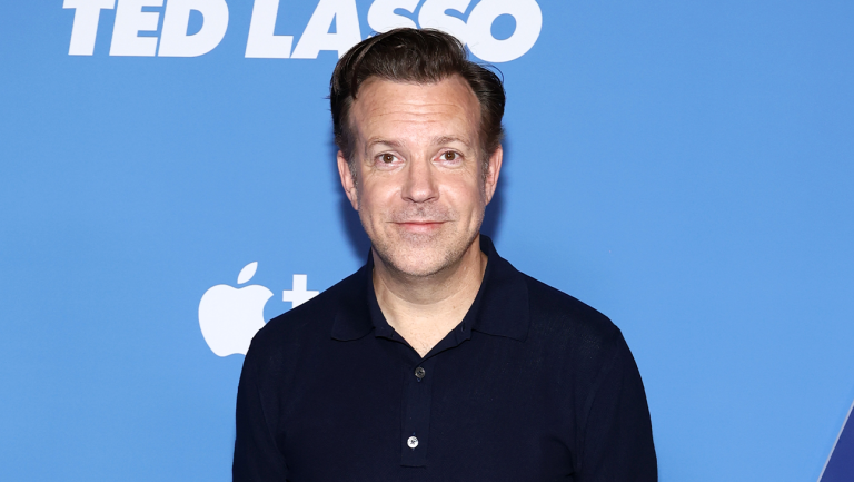 Jason Sudeikis fait une apparition au concert de Mumford & Sons pour interpréter la chanson thème « Ted Lasso »