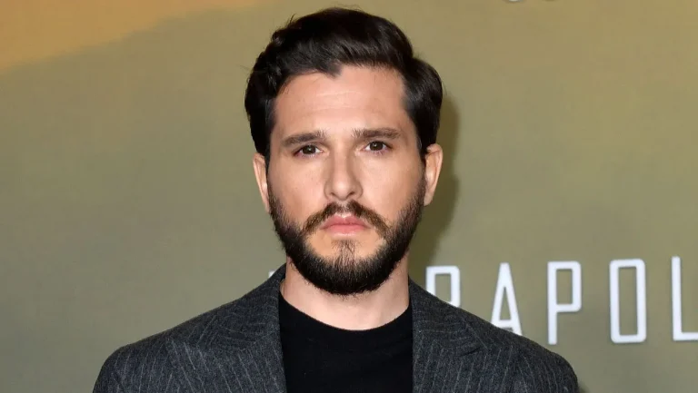 Kit Harington se retrouve pris dans un triangle amoureux dans la bande-annonce de « Tale of Two Cities »