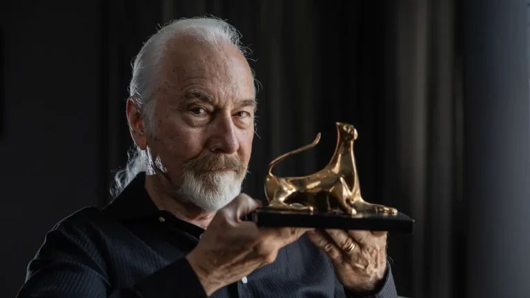 Le pionnier du maquillage hollywoodien, Rick Baker, partage ses réflexions sur l&rsquo;IA, la CGI et ses histoires sur Eddie Murphy