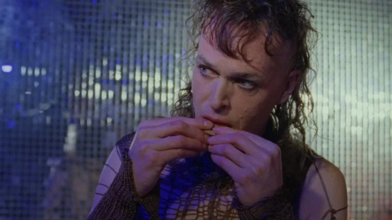 Non, Brian Eno n&rsquo;est pas derrière la bande originale du film « At Night ». Le musicien expérimental Elvin Brandhi l’est.