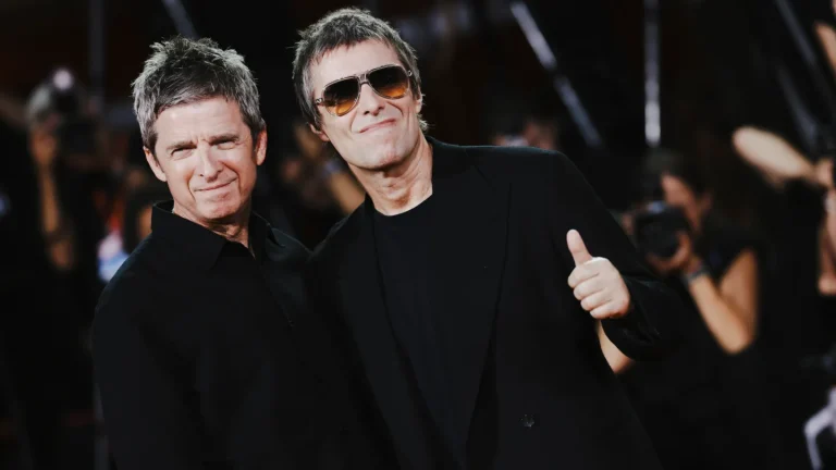 Liam et Noel Gallagher se serrent les bras à la première à Venise de « Oasis : Don&rsquo;t Look Back in Anger »