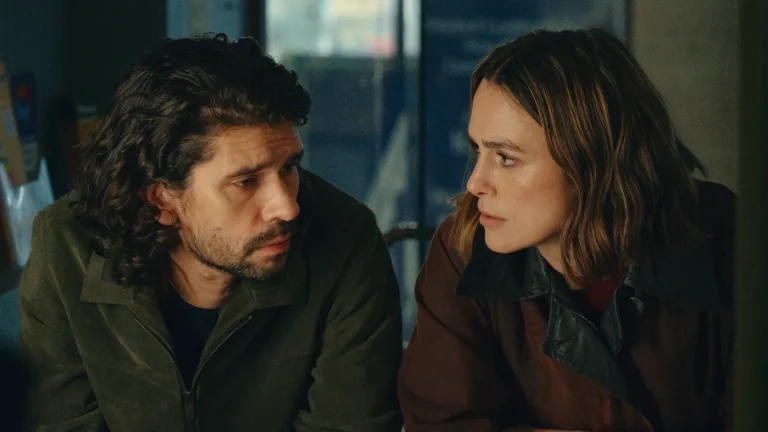 Keira Knightley et Ben Whishaw se réunissent en tant qu&rsquo;anciens tueurs avec de nouveaux ennemis dans la bande-annonce de la saison 2 de « Black Doves »