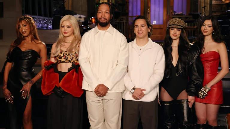 Jalen Brunson et KATSEYE lancent la saison 52 de « SNL » : où regarder la première en ligne