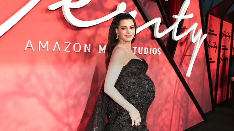 Anne Hathaway dit que cette scène de « Verity » a presque fait rompre son personnage – et cela impliquait un frottement des pieds