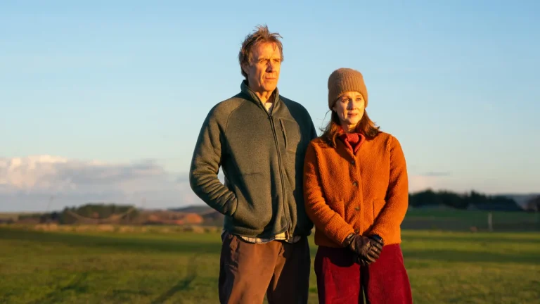 Bande-annonce « Onwards and Sideways »: Laura Linney et Rhys Ifans forment un duo diagnostiqué avec la maladie de Parkinson