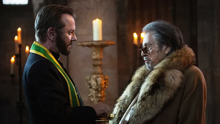 Critique de « Father Joe » : Kiefer Sutherland et Al Pacino dans un sacré gâchis d&rsquo;un film d&rsquo;action