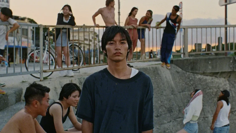 Critique de « La couleur du soleil » : un adolescent d&rsquo;Okinawa navigue dans le chagrin et le désir dans un drame de passage à l&rsquo;âge adulte attrayant mais insuffisamment cuit