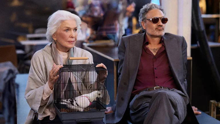 Critique de « Place to Be » : Ellen Burstyn, Taika Waititi, Pamela Anderson et une star du pigeon dans un road movie étrange, sentimental et parfois attachant