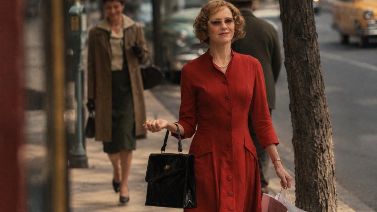 Critique de « The Housewife » : Naomi Watts est superbe dans un portrait initialement captivant, de plus en plus générique de la domesticité américaine trompeuse des années 1960