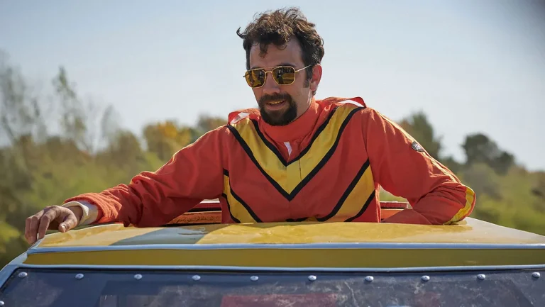 Critique de « The Stunt Driver » : Jay Baruchel présente la réponse du Canada à Evel Knievel dans une comédie vraie et affable qui n&rsquo;est ni assez rapide ni assez drôle