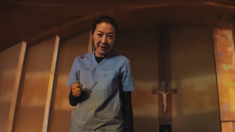 Critique de « The Surgeon »: Michelle Yeoh incarne un médecin kidnappé essayant de déjouer ses ravisseurs dans un Genre-Bender délirant et amusant