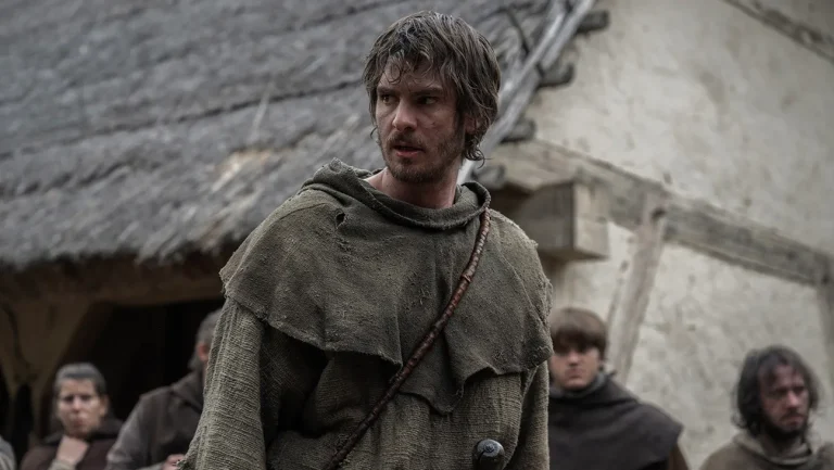 Critique de « The Uprising » : Andrew Garfield dans l&rsquo;action médiévale intense mais monotone de Paul Greengrass