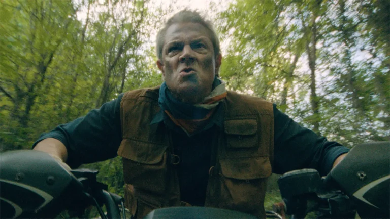 Critique de « Tiny Fugitives » : tour à tour fastidieuse et amusante, la comédie chaotique du camp juif de Johnny Knoxville est essentiellement ce à quoi vous vous attendez