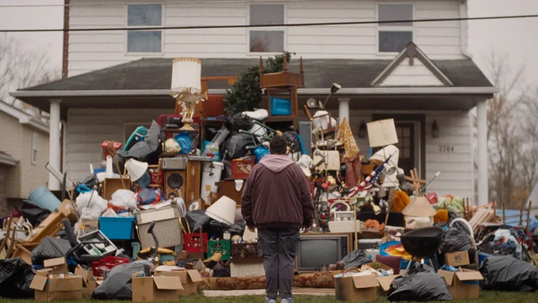 Critique de « Trash Mountain » : un homme gay revient dans sa ville natale conservatrice dans une comédie dramatique indépendante chaleureuse et perspicace