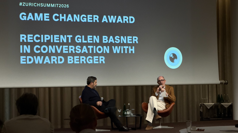 Glen Basner et Edward Berger, qui changent la donne au Sommet de Zurich, se remémorent leur folle aventure en « Conclave »