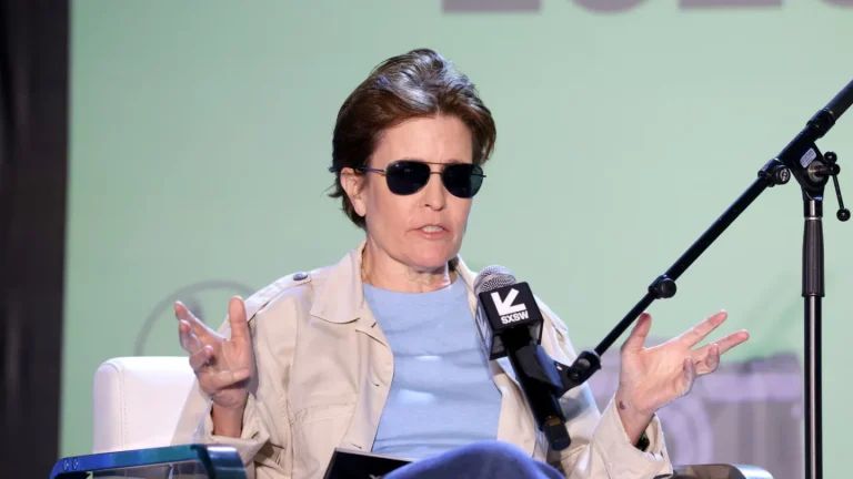 Kara Swisher dit qu&rsquo;elle quitte CNN et qualifie Ellison de « terribles propriétaires de médias »