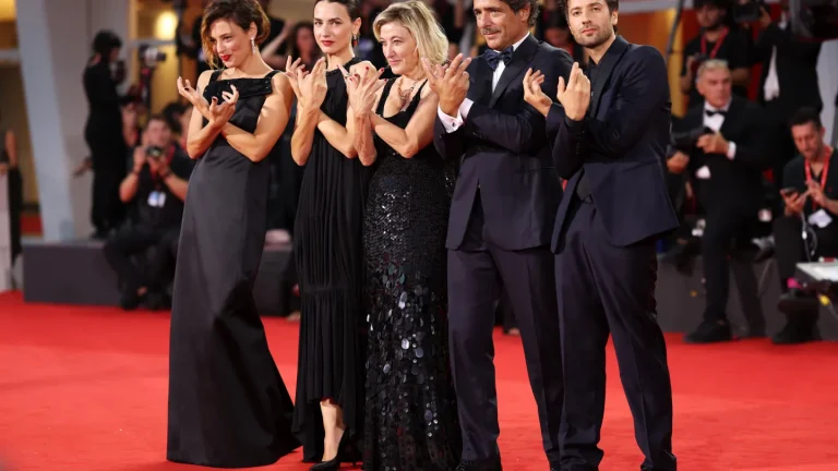 La foule à Venise donne une ovation debout de 9 minutes à l&rsquo;horreur italienne « The Spiral »