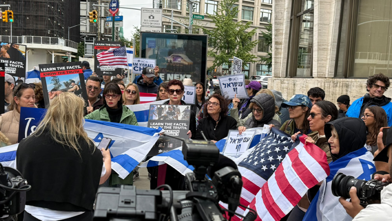 Les Américains israéliens manifestent devant la première de « NAZA » à New York en projetant les images des attaques du 7 octobre