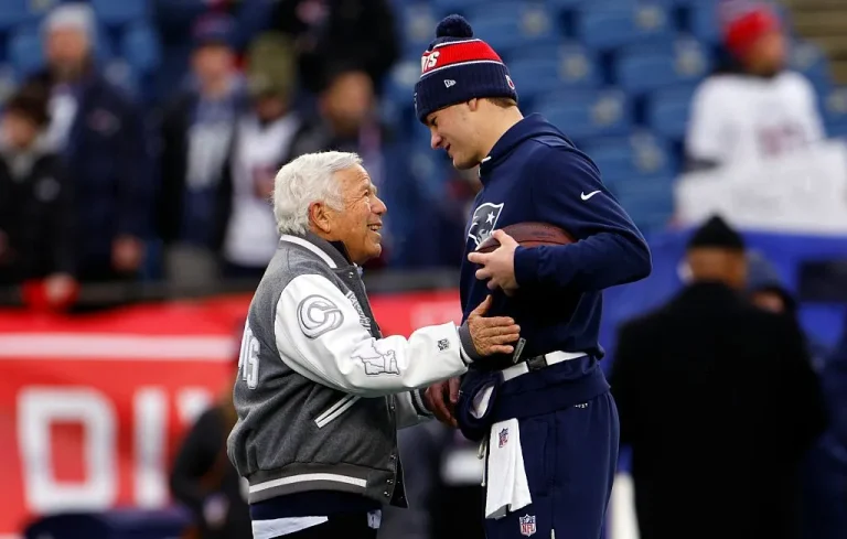 Les Patriots de la Nouvelle-Angleterre affrontent les Steelers de Pittsburgh lors du premier match de la NFL depuis les commentaires controversés de Macklemore du propriétaire Robert Kraft