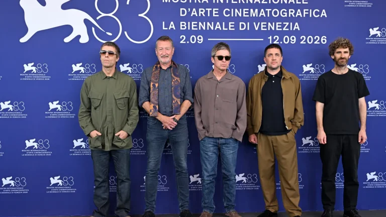 Les frères Gallagher sautent la conférence de presse de Venise pour un concert Doc