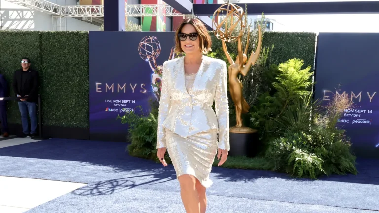 Mariska Hargitay fait appel à l&rsquo;équipe « Colbert » pour son concert d&rsquo;hébergement aux Emmys, les écrivains « s&rsquo;installent » au « SVU » pour plusieurs mois de préparation