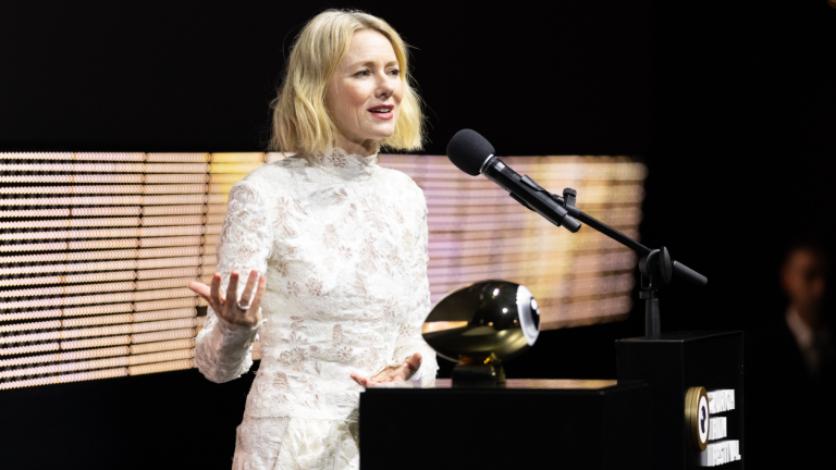 Naomi Watts félicite son mari Billy Crudup pour son soutien à son militantisme en faveur de la ménopause : « Tellement doux – et sexy »