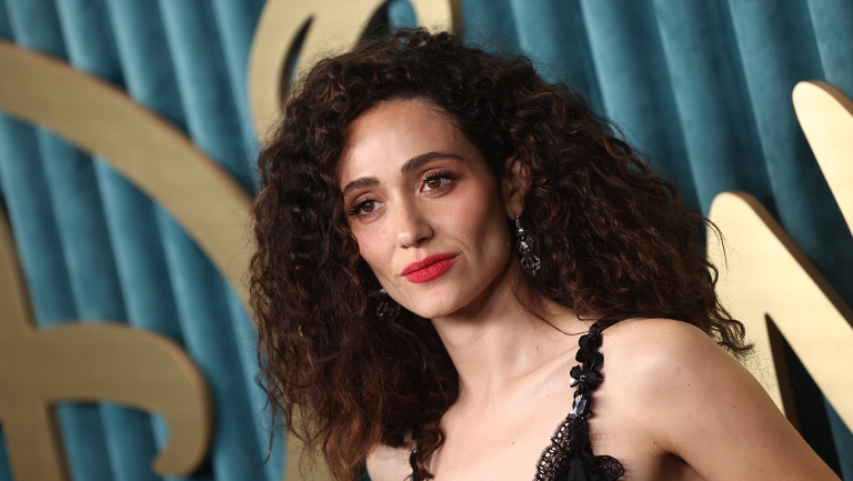 Pourquoi Emmy Rossum dit que les scènes de nu « sans vergogne » ont affecté sa vie amoureuse : « Toutes ces idées préconçues »