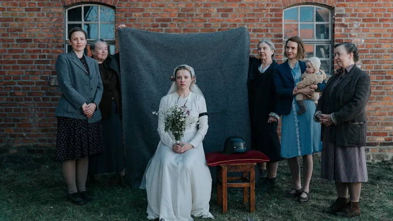 Revue « Krux » : une chronique extrêmement sombre et saisissante d&rsquo;un village allemand à la fin de la Seconde Guerre mondiale