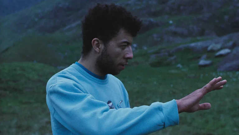 Revue « Masc » : Un homme gay neurodivergent navigue à travers le monde dans un premier long métrage saisissant et distinctif