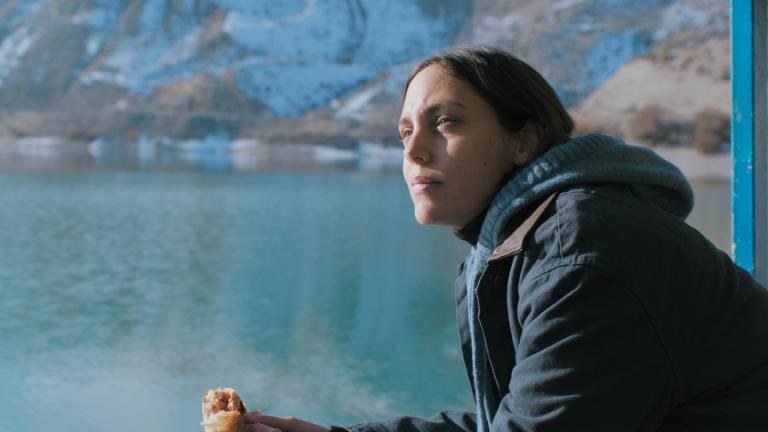 Revue « What Remains » : un portrait lent et subtilement puissant d&rsquo;un couple créatif en Turquie revenant du bord