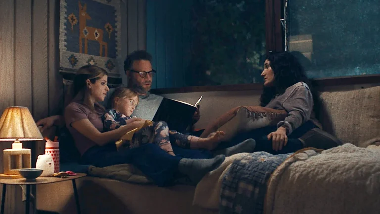 Revue « Bébés » : Anna Kendrick est une dynamo comique aux côtés de Seth Rogen dans un portrait étincelant d&rsquo;un couple pesant le pour et le contre de la parentalité
