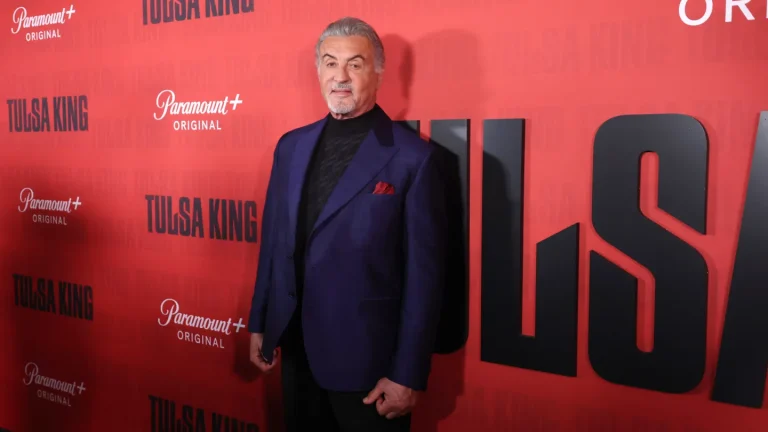 Sylvester Stallone réagit au biopic « I Play Rocky » : « Je ne suis pas encore mort. Ne sautons-nous pas les armes ? »
