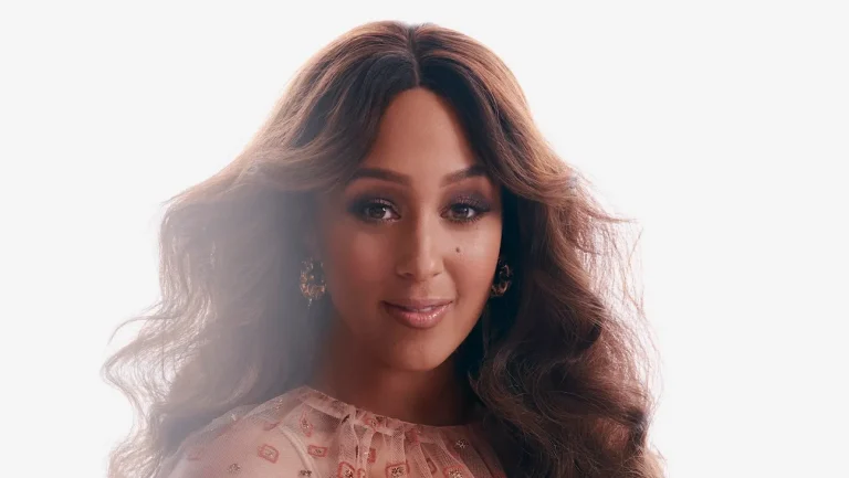 Tamera Mowry-Housley planche sur la saison 2 de « Scrubs »