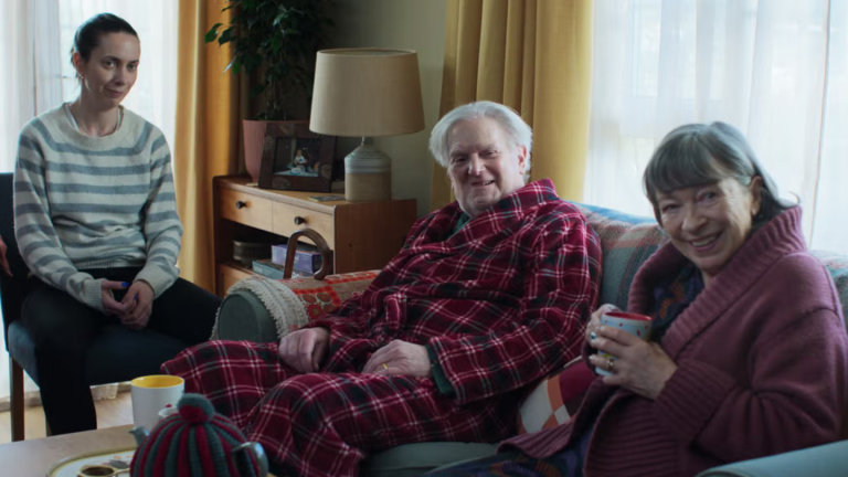 « Tender Loving Care » de Mike Leigh remporte les prix de Saint-Sébastien alors que « La Bola Negra », « NAZA » remportent les éloges du public