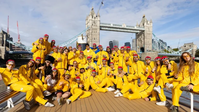 Sacha Baron Cohen et 300 sosies d&rsquo;Ali G descendent à Londres avant le nouveau film « Who Iz I? »