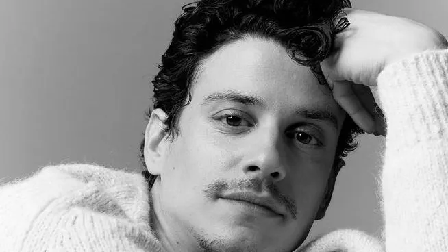 Adam DiMarco, star de « White Lotus », attaché à la vedette de « Dark Ocean », le premier long métrage de Glassriver (exclusif)