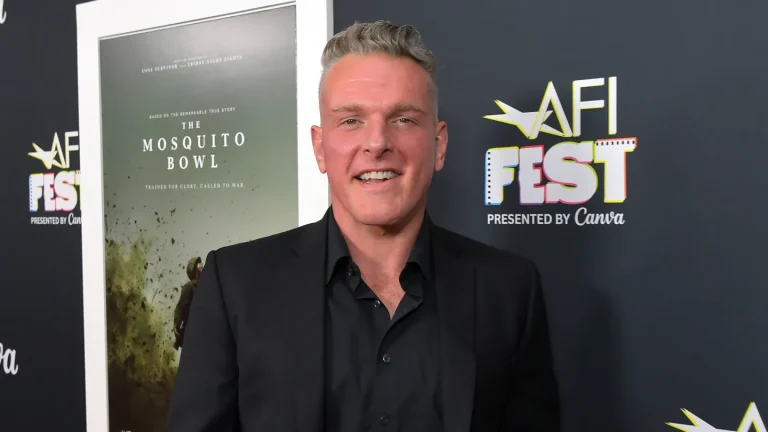 Comment Pat McAfee a décroché son premier rôle d&rsquo;acteur dans « The Mosquito Bowl » – avec l&rsquo;aide de Bradley Cooper et Tom Cruise